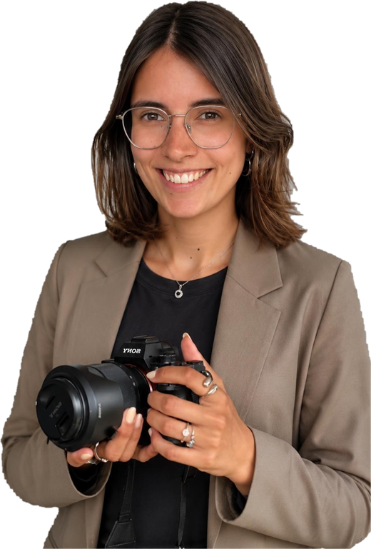 Anika Pelz mit Kamera, Fotografin und Brand Designerin von AP Production