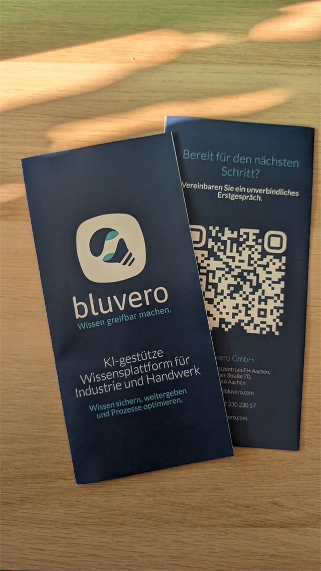 Flyer im Corporate Design von Bluvero mit QR-Code