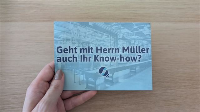 Postkarte „Geht mit Herrn Müller auch Ihr Know-how?“ für Bluvero