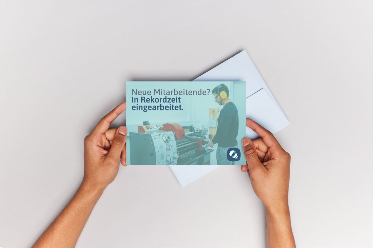 Print-Design-Mockup: Postkarte für den Kunden Bluvero