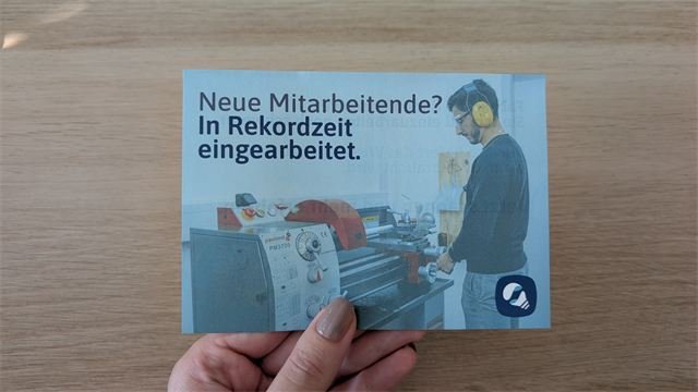 Postkarte „Neue Mitarbeitende? In Rekordzeit eingearbeitet.“ für Bluvero