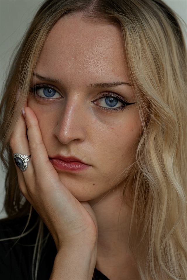 Porträt einer jungen Frau mit nachdenklichem Blick