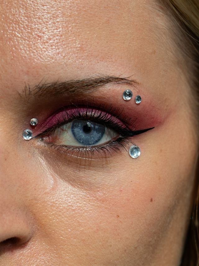 Beauty-Nahaufnahme mit Glitzer-Make-up