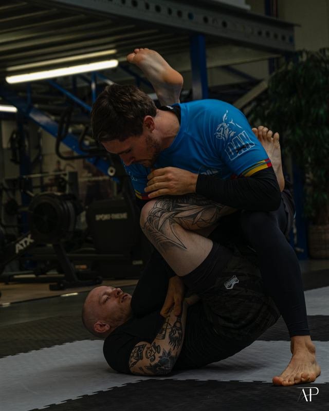 Grappling-Training auf der Matte im Gym