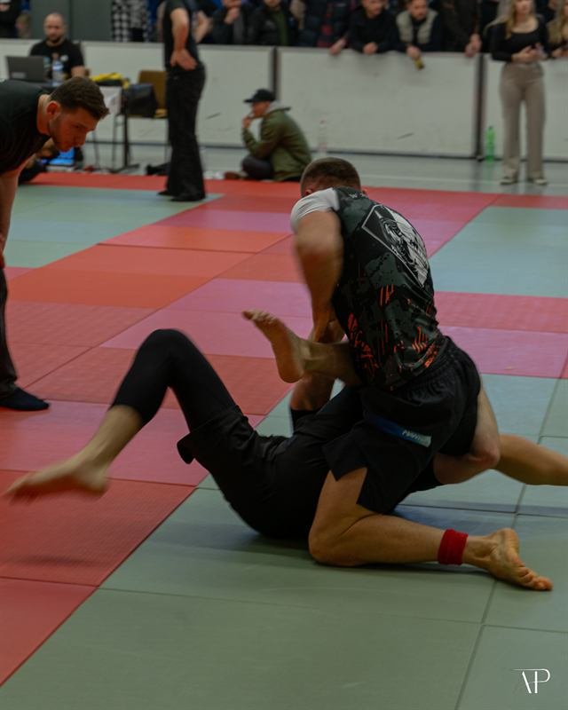 Grappling-Kampf am Boden beim Turnier
