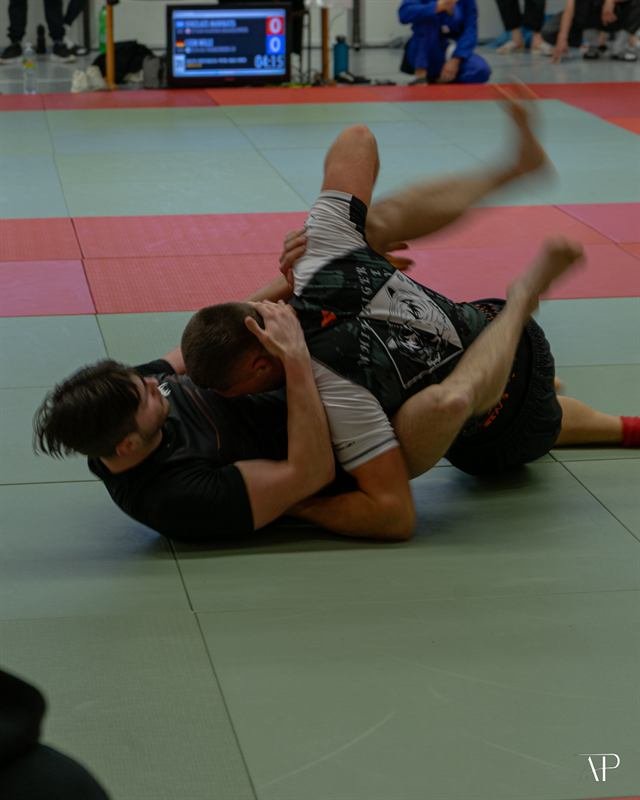 Wurf beim Grappling-Turnier auf der Wettkampfmatte