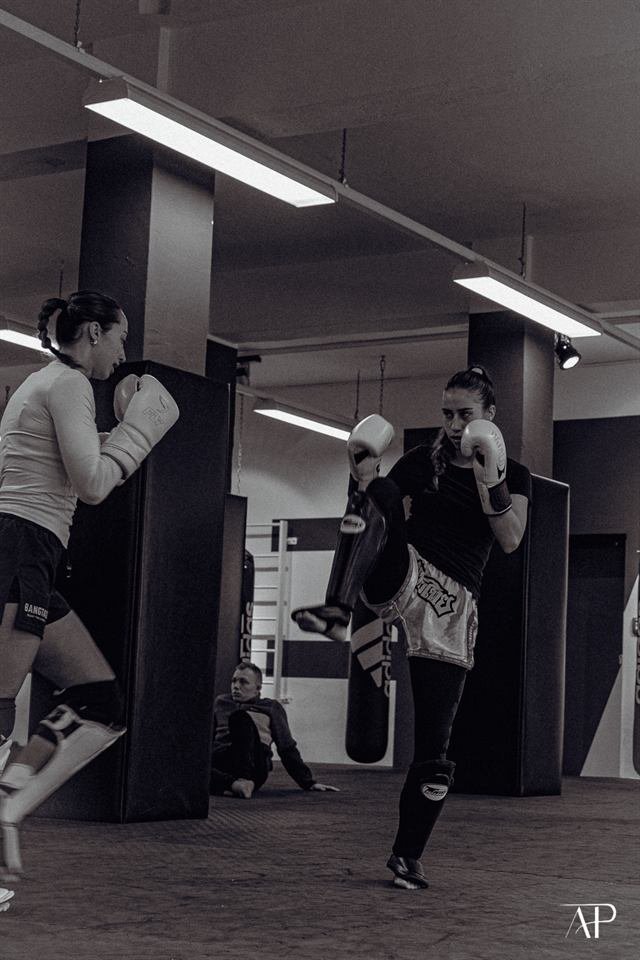 Kickbox-Training am Sandsack im Kampfsport-Gym
