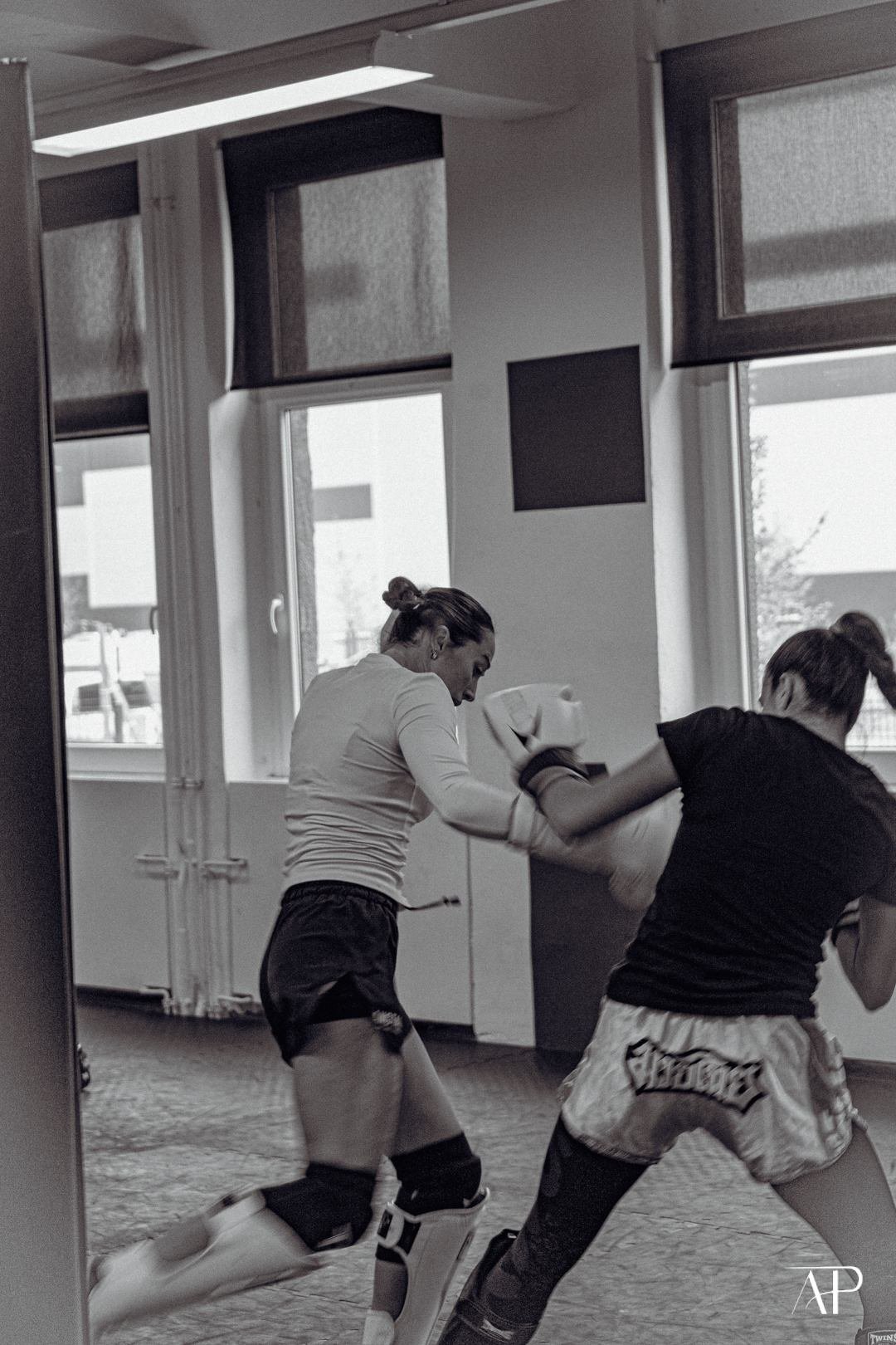 Zwei Kickboxerinnen beim Partnertraining