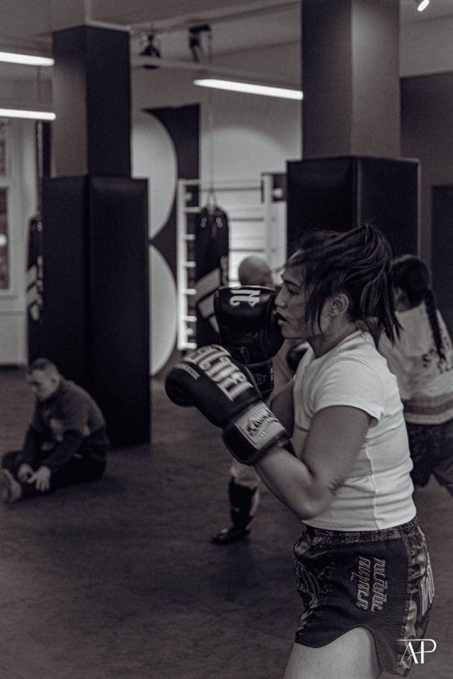 Boxtraining mit Pratzen im Gym