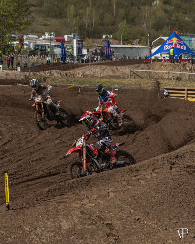 Fahrergruppe in der Kurve beim Rennen der MX Masters