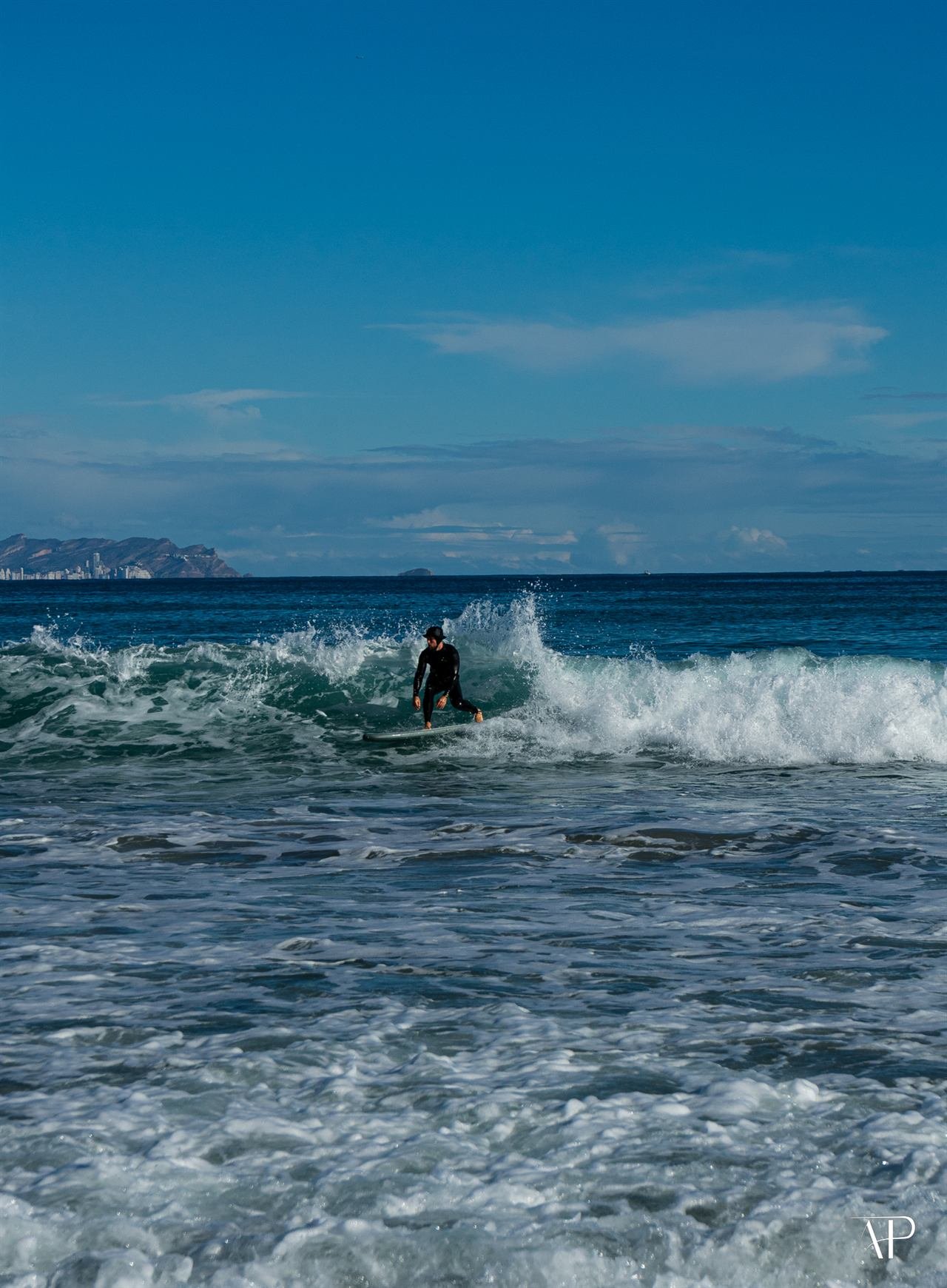 Surfer in der Welle am Meer