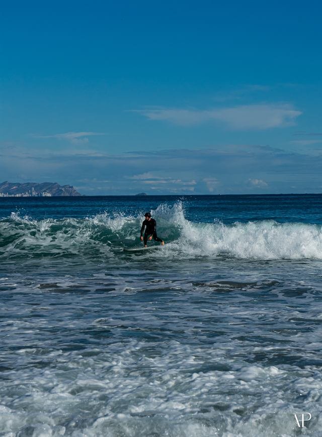 Surfer reitet eine Welle am Meer