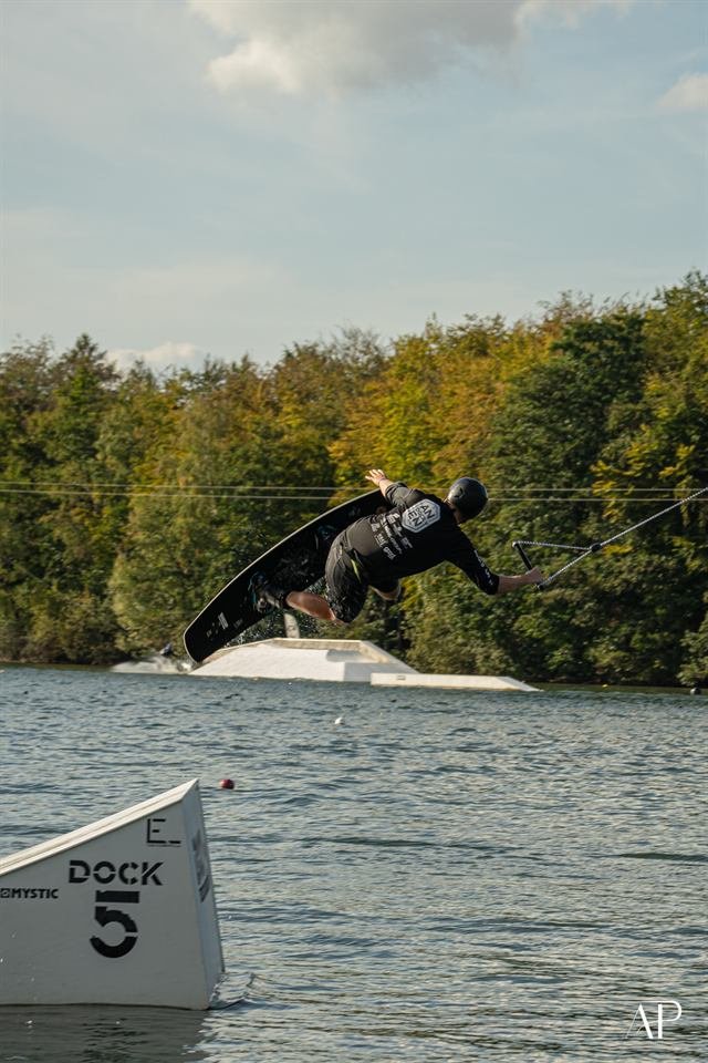 Wakeboarder beim Absprung am Kicker