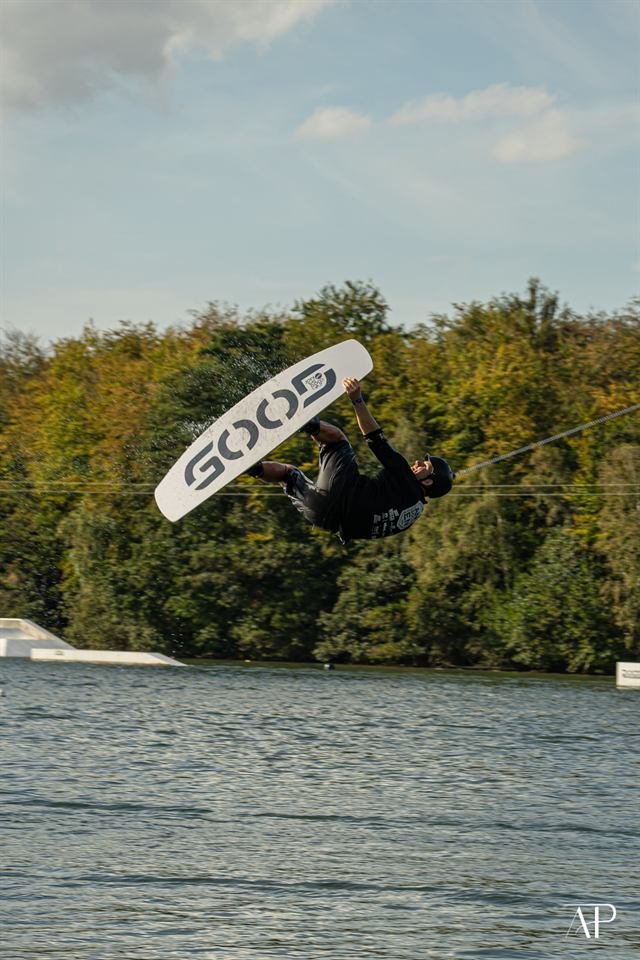 Wakeboarder beim Trick über dem Wasser