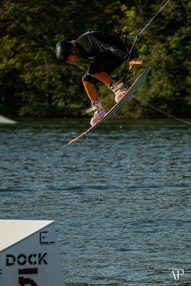 Wakeboarder im hohen Sprung über dem See
