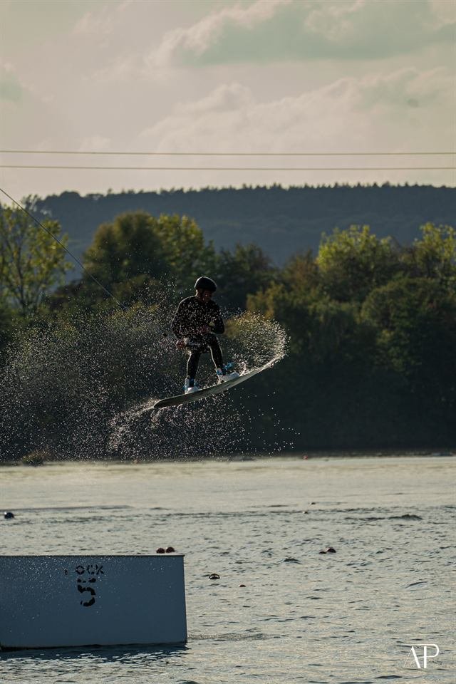 Wakeboarder auf der Rampe